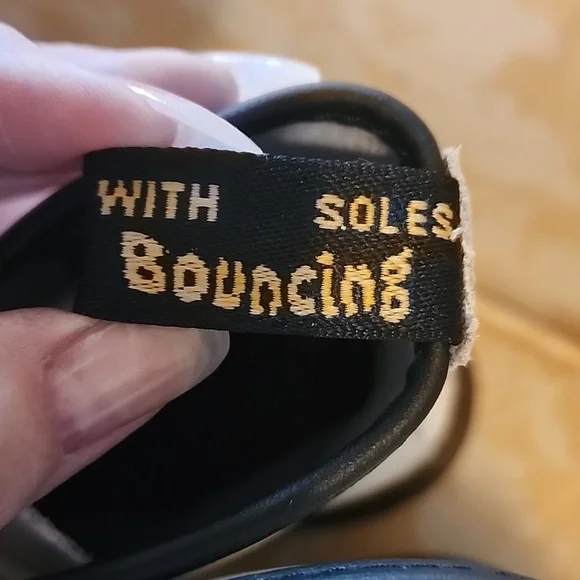 Womans Dr. Airwait Martens NWOT - Picture 9 of 13